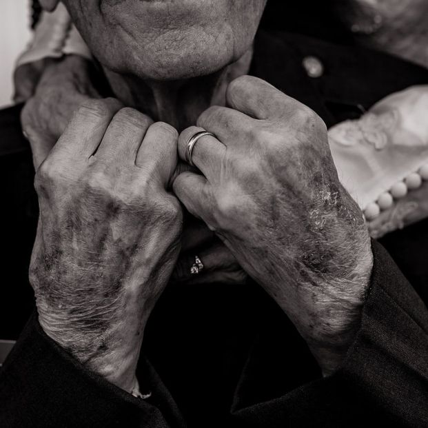 Un matrimonio de 98 y 97 años celebra de nuevo su boda para poder tener fotos del momento