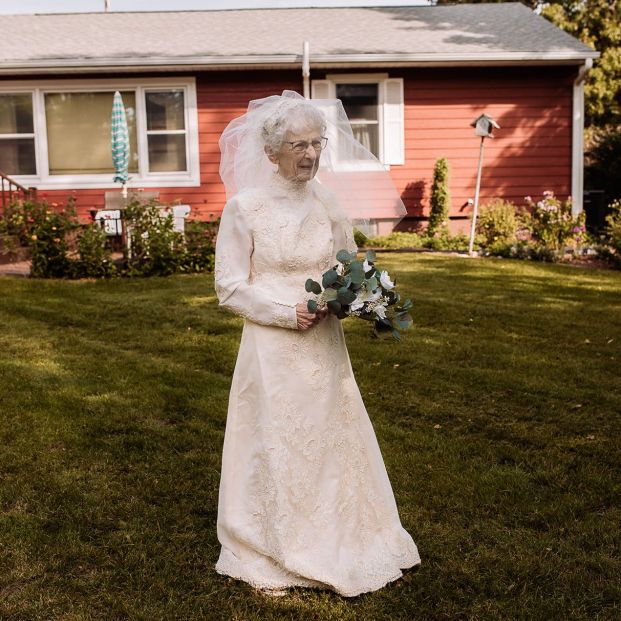Un matrimonio de 98 y 97 años celebra de nuevo su boda para poder tener fotos del momento
