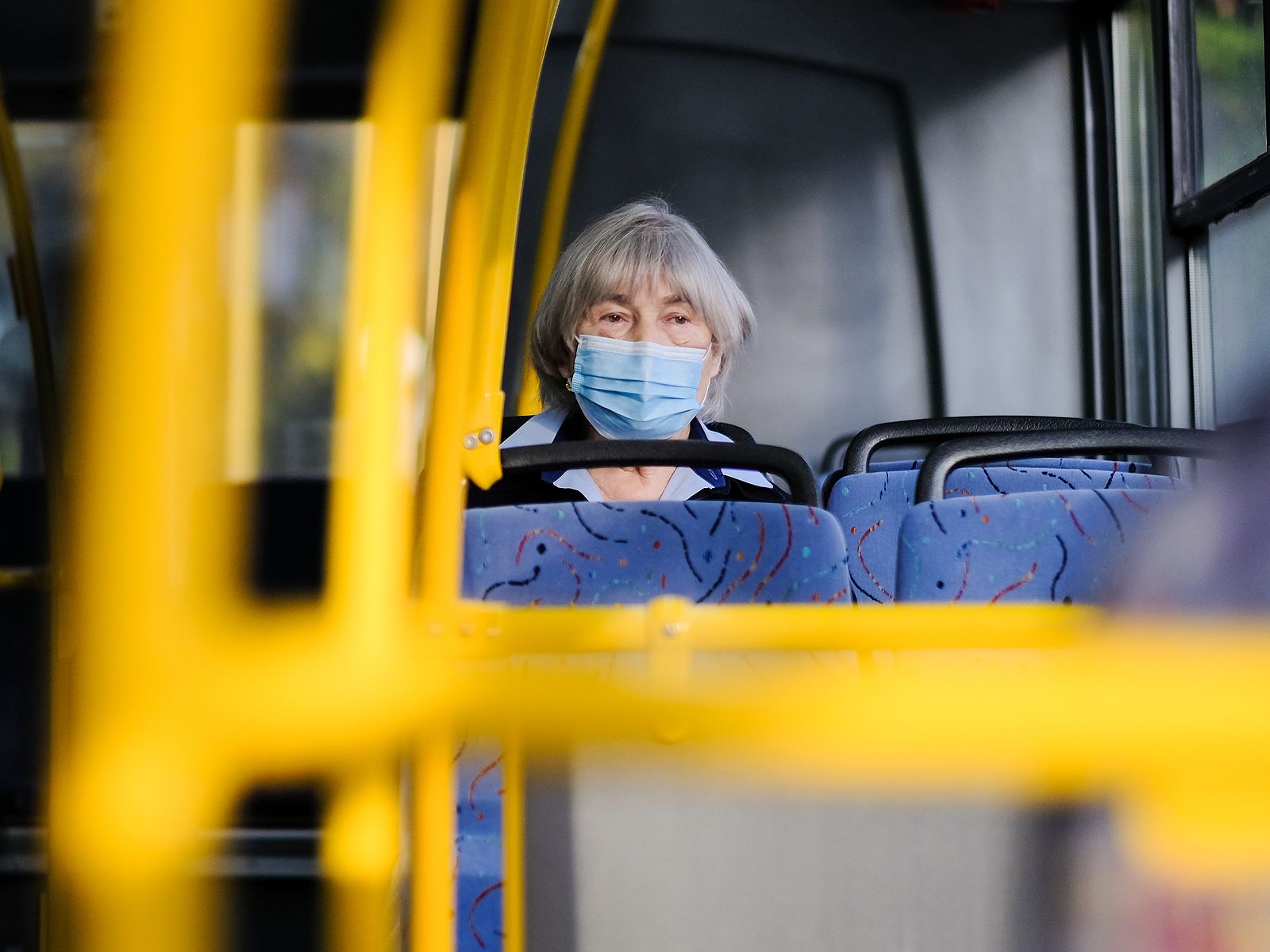 Alertan de que, sin mascarilla, la distancia de dos metros no es suficiente en interiores