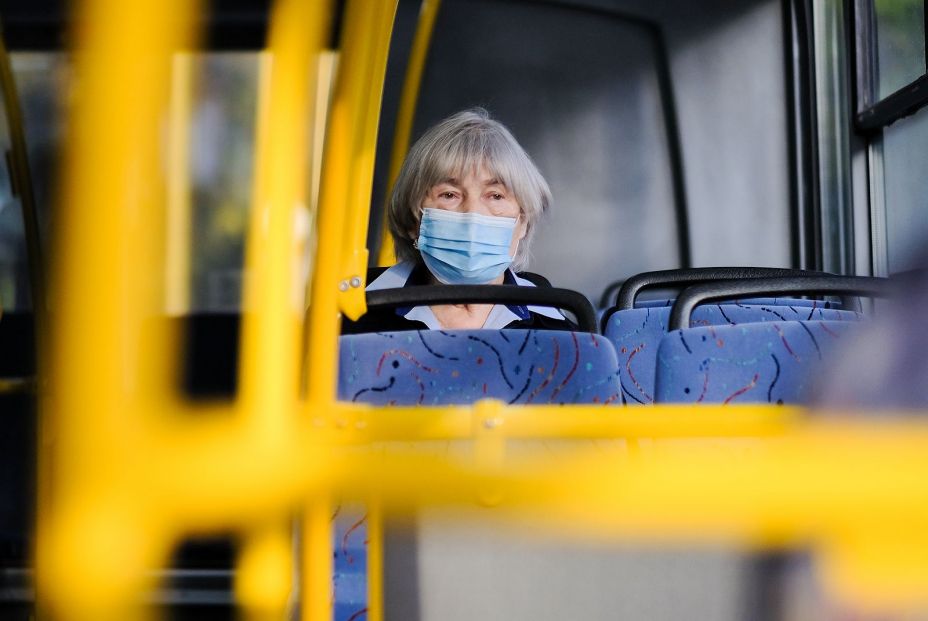 Alertan de que, sin mascarilla, la distancia de dos metros no es suficiente en interiores