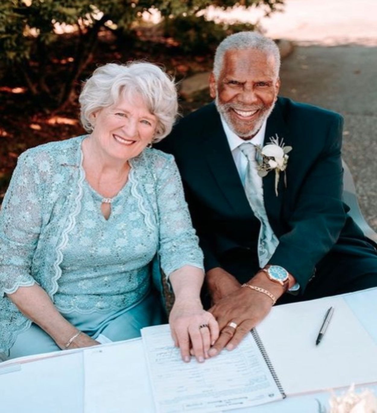 Se conocieron en una app de citas para mayores en plena pandemia y acaban de celebrar su boda