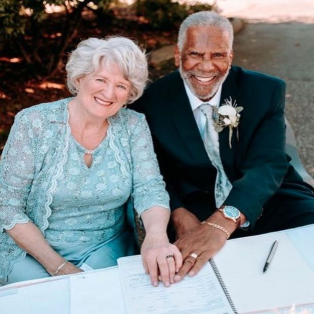 Se conocieron en una app de citas para mayores en plena pandemia y acaban de celebrar su boda