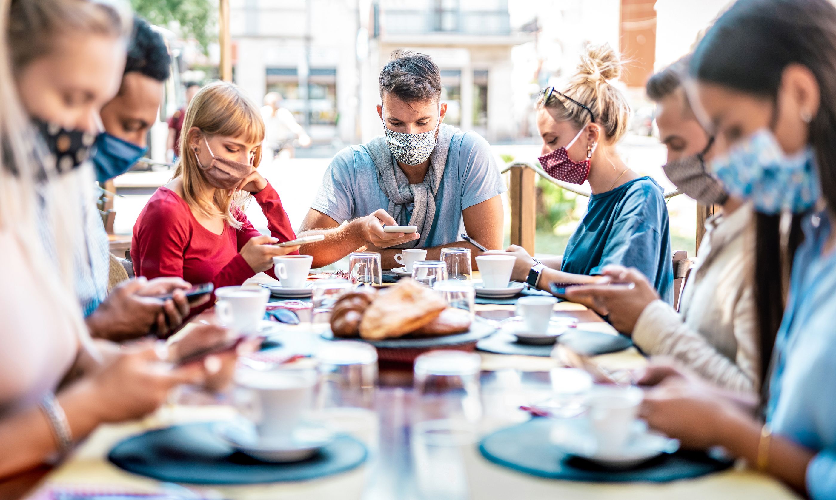 Los mayores piensan que los jóvenes solo saben relacionarse en las redes sociales, según un estudio (Foto: Bigstock)