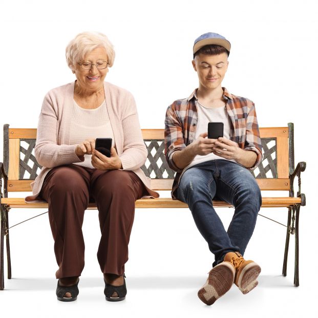 A los mayores les molesta que los jóvenes usen excesivamente el móvil en lugares públicos, como en los bares o el transporte público (Foto: Bigstock)