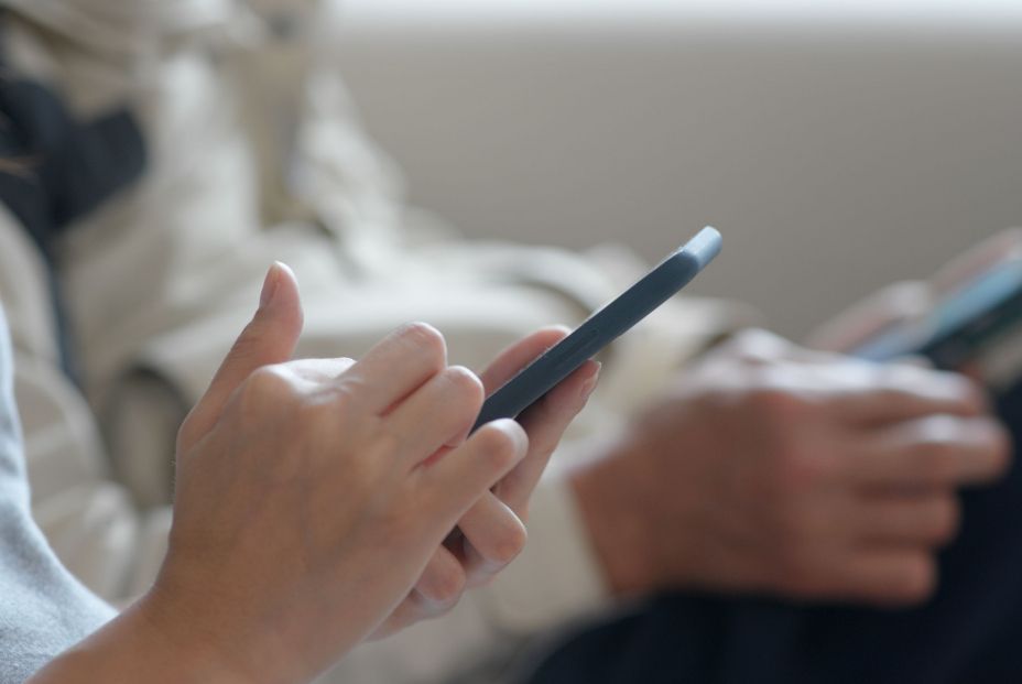 Los adolescentes piensan que sus padres están obsesionados por hacerles fotos y compartirlas en las redes sociales. (Foto: Bigstock) Los adolescentes piensan que sus padres están obsesionados por hacerles fotos y compartirlas en las redes sociales. (Foto: Bigstock)