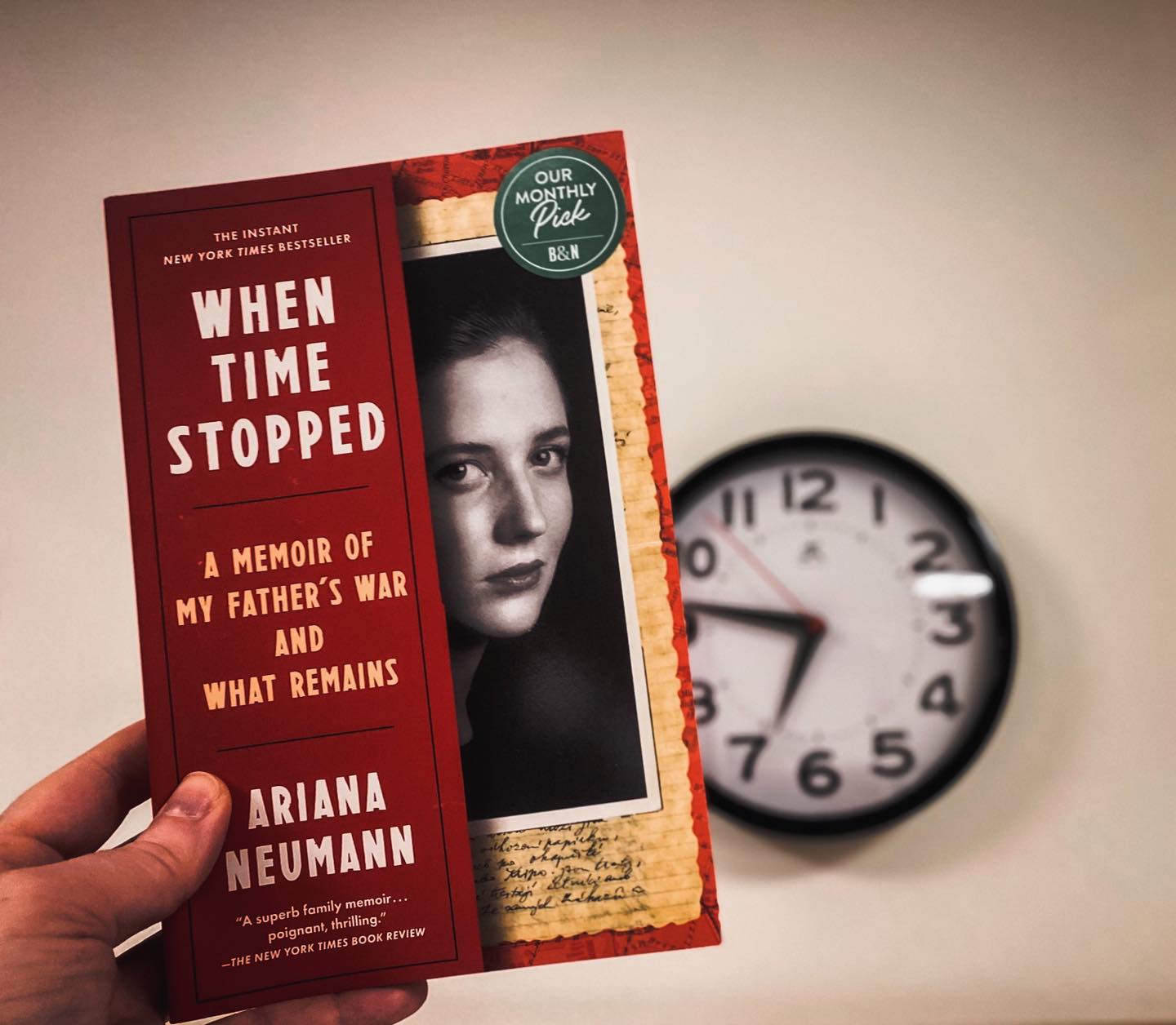 Un superviviente del Holocausto protagoniza la novela de su hija 'Cuando el tiempo se detuvo'