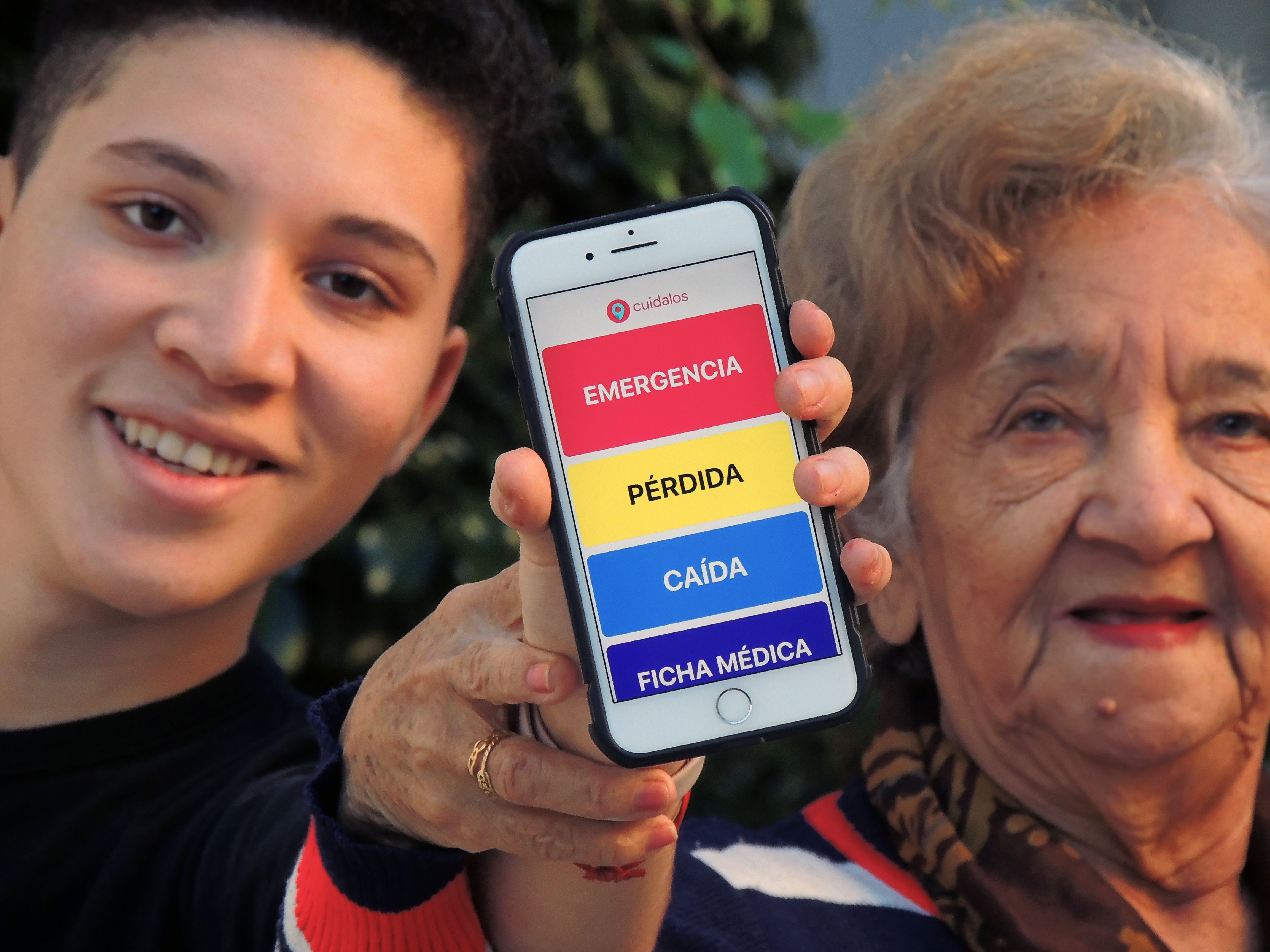 Joven de 18 años crea una aplicación para que su abuela se sienta "más segura" en la calle