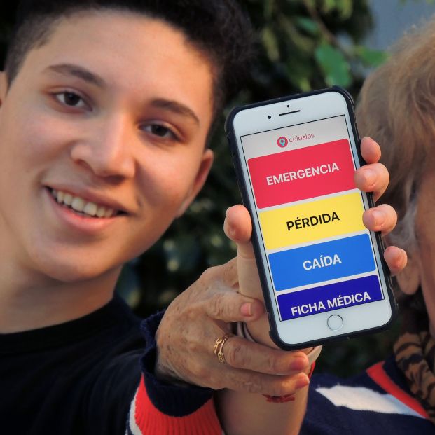 Joven de 18 años crea una aplicación para que su abuela se sienta "más segura" en la calle