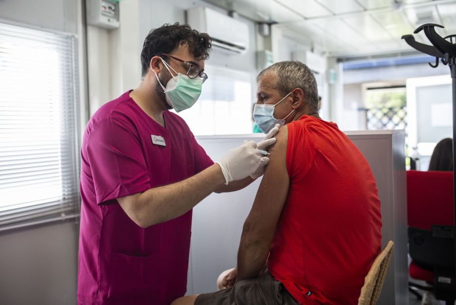 EuropaPress 3828252 persona recibe vacuna moderna contra covid 19 dispositivo puesto marcha