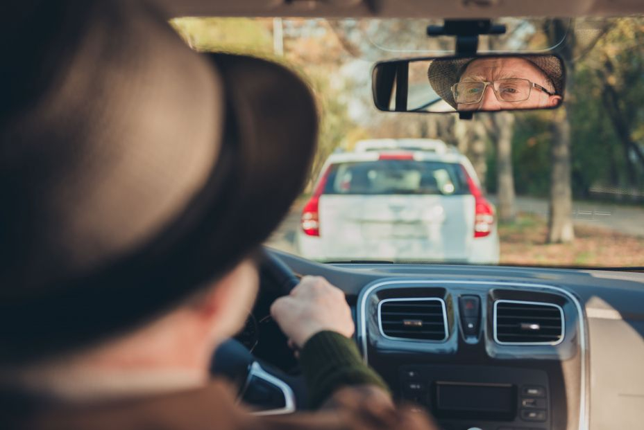 Se demuestra que los conductores mayores cometen menos infracciones al volante, pero más errores. Foto: Bigstock