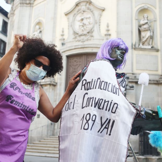 EuropaPress 3784298 mujer apoyada estatua concentracion convocada motivo 10 anos aprobacion