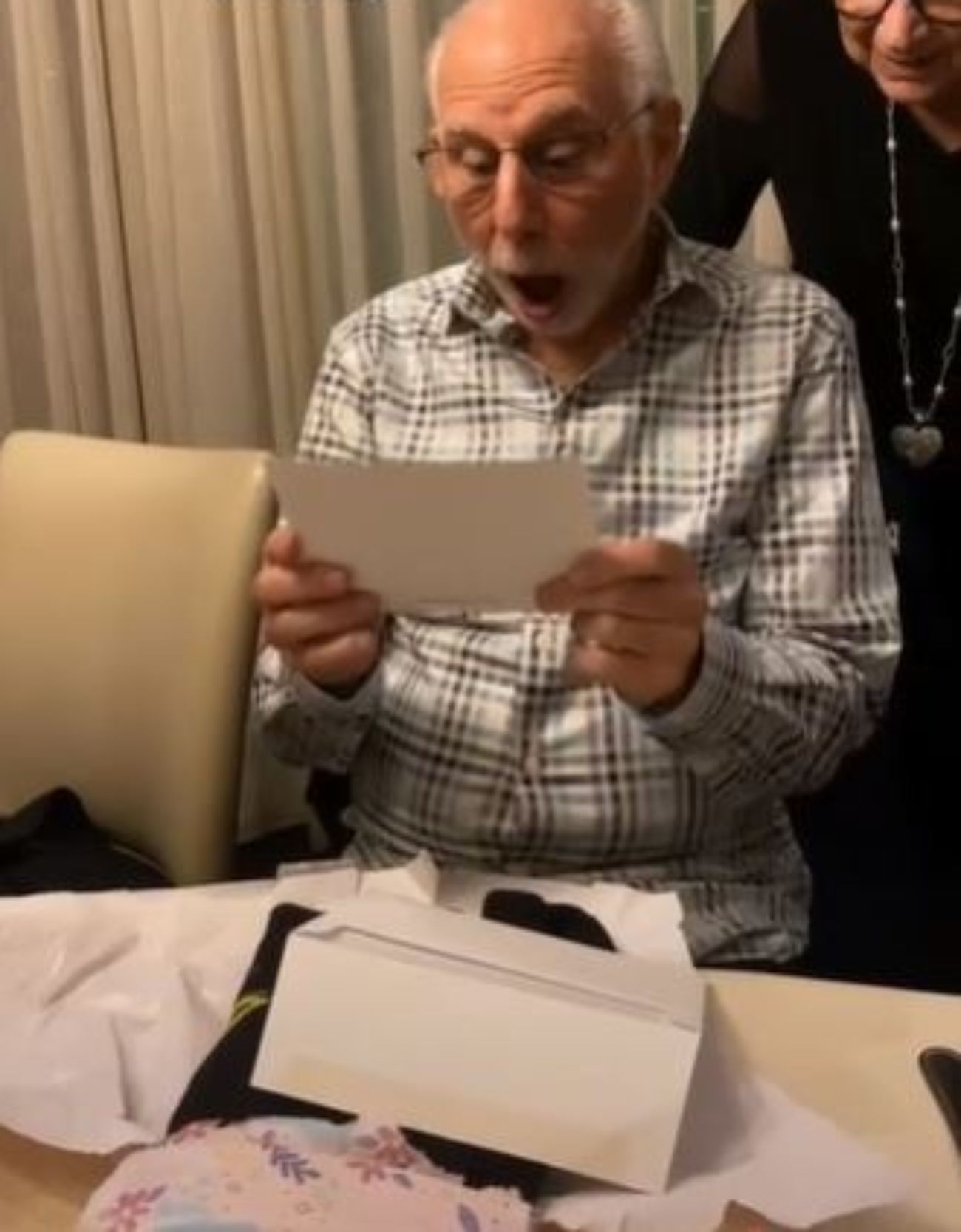 VÍDEO - La emoción de un hombre de 80 años al recibir entradas para Dua Lipa: "¿Son de verdad?"