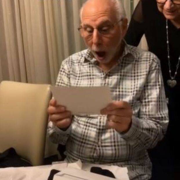 VÍDEO - La emoción de un hombre de 80 años al recibir entradas para Dua Lipa: "¿Son de verdad?"