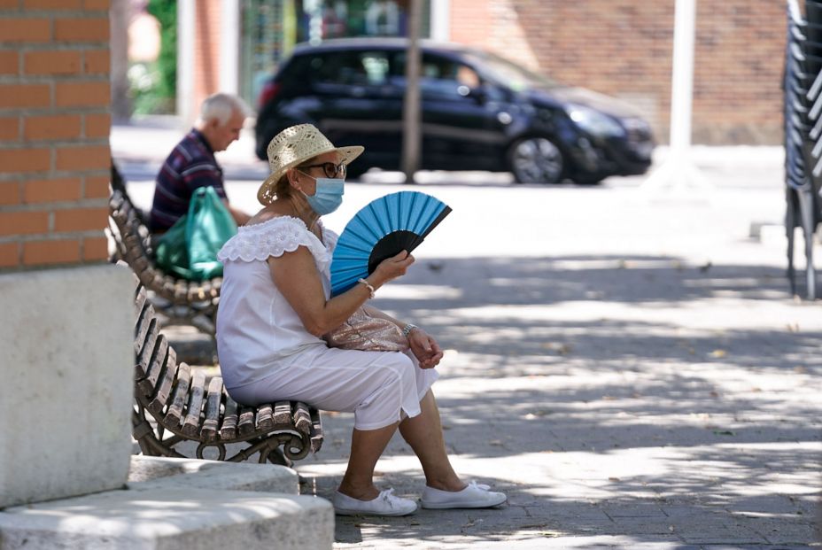 EuropaPress 3857499 anciana mascarilla abanica sentada banco 27 julio 2021 madrid espana (1)