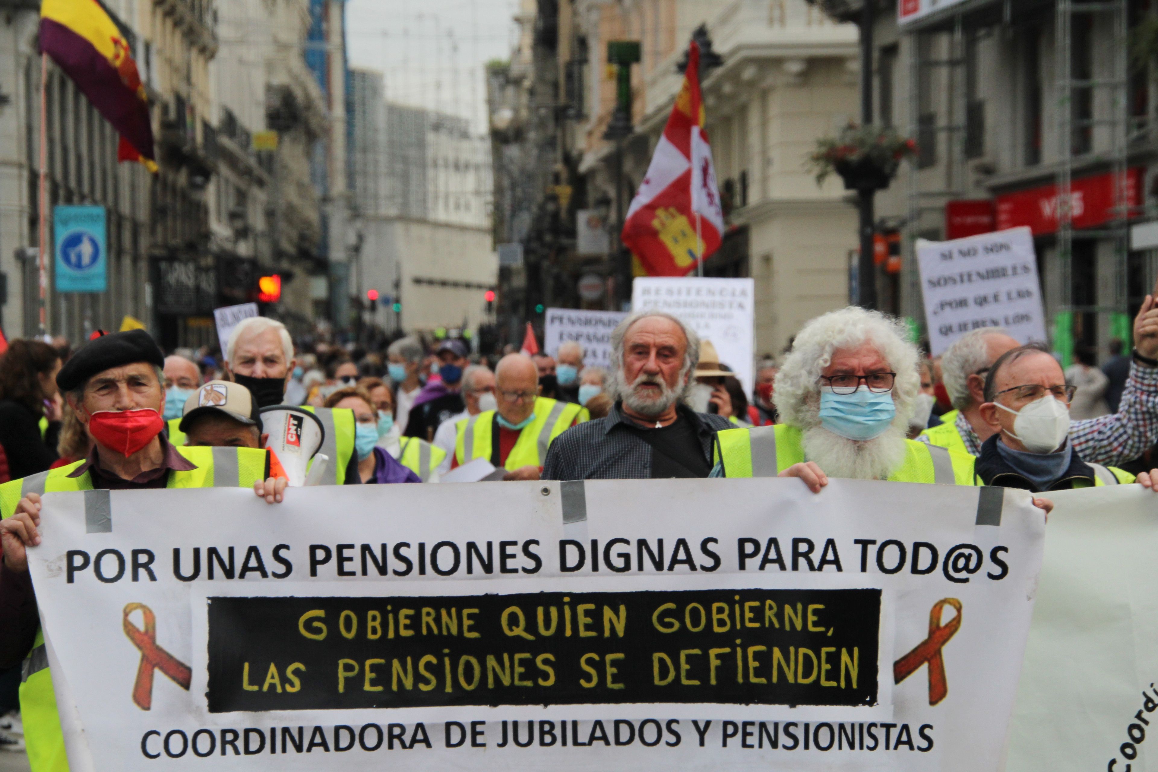 Los pensionistas, "indignados", piden una auditoría de la Seguridad Social y la dimisión de Escrivá