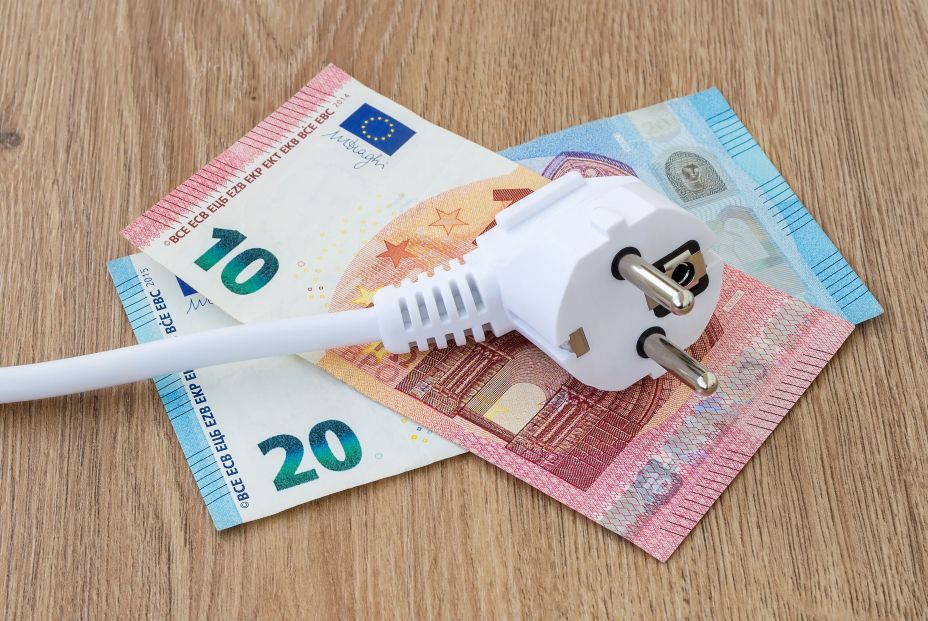 La OCU advierte que el recibo medio de la luz de octubre superará los 100 euros. Foto: Bigstock