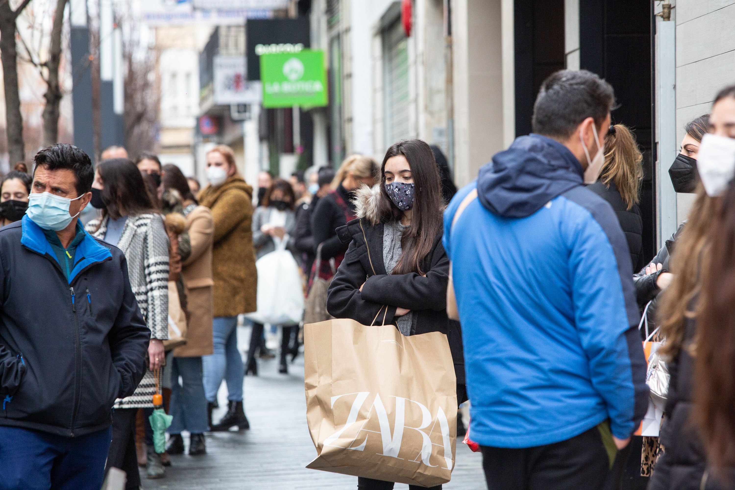 Zara y el resto de marcas de Inditex cobrarán por las bolsas de papel: este será su precio