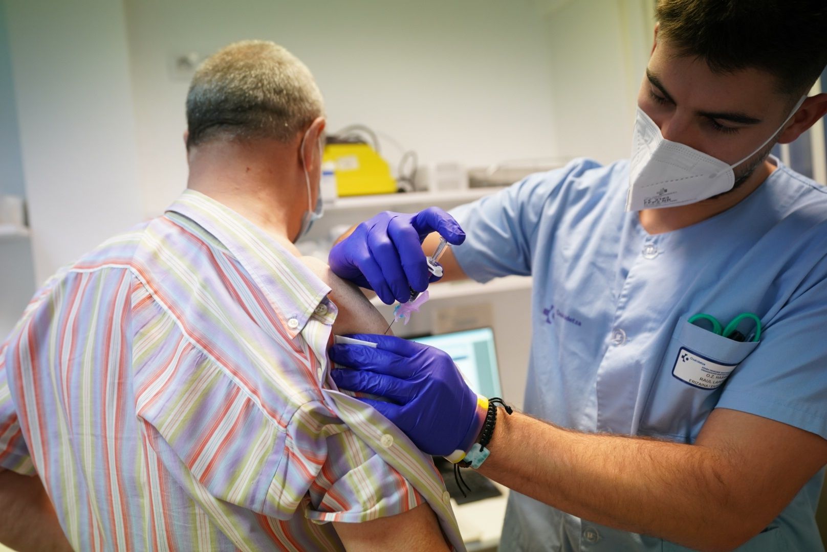 Los anticuerpos por la vacuna de Pfizer y Moderna disminuyen "bruscamente" tras el sexto mes
