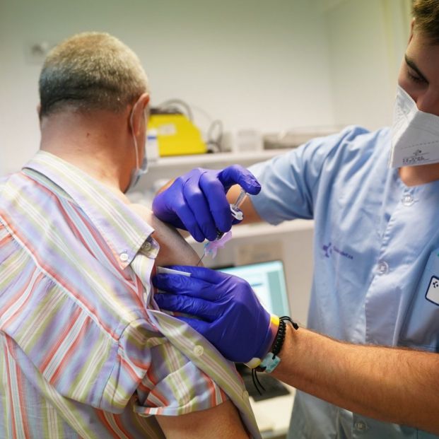 Los anticuerpos por la vacuna de Pfizer y Moderna disminuyen "bruscamente" tras el sexto mes