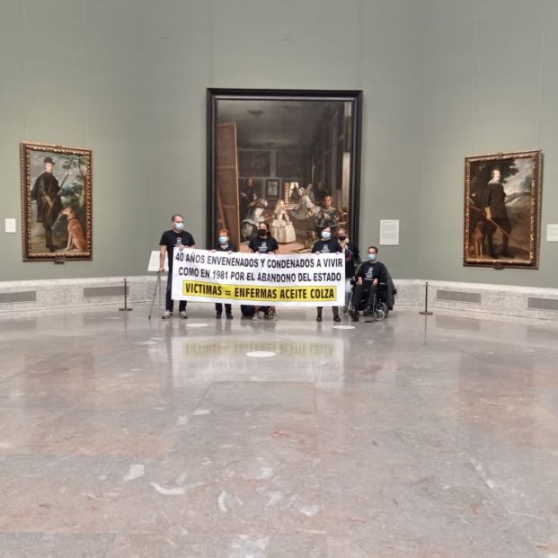 Víctimas del aceite de colza se encierran en el Museo del Prado y amenazan con su "descanso eterno"