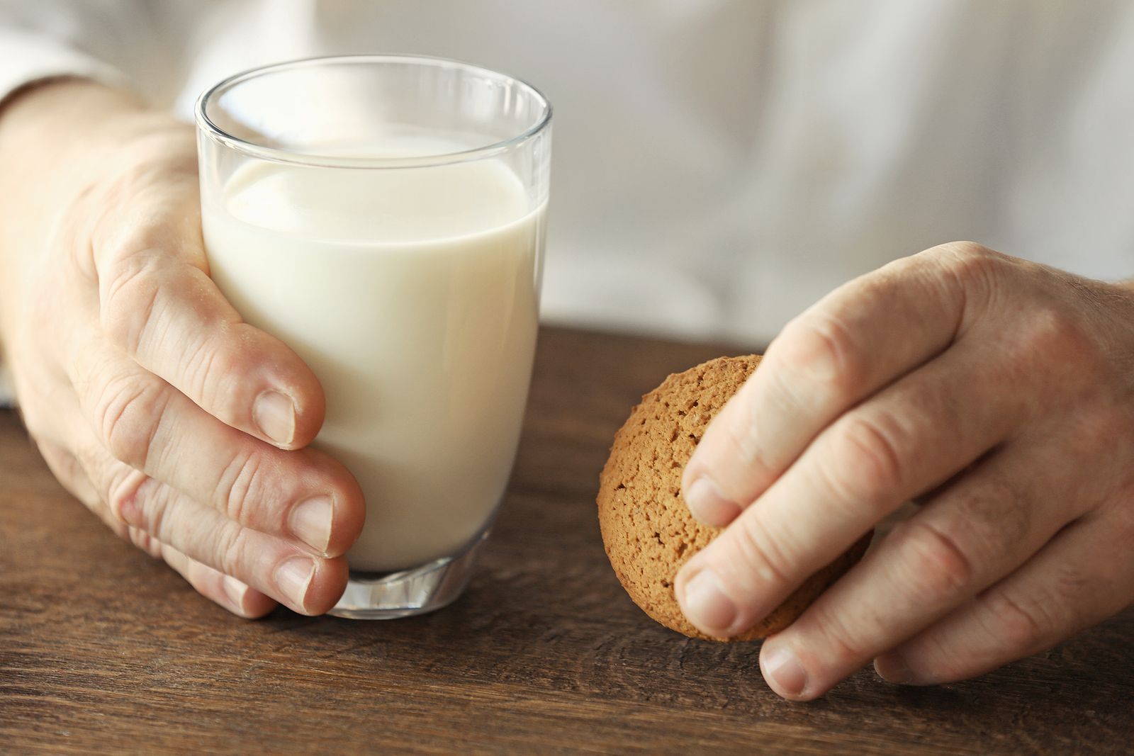 ¿Realmente ayuda a dormir tomar un vaso de leche caliente antes de ir a la cama? La ciencia responde