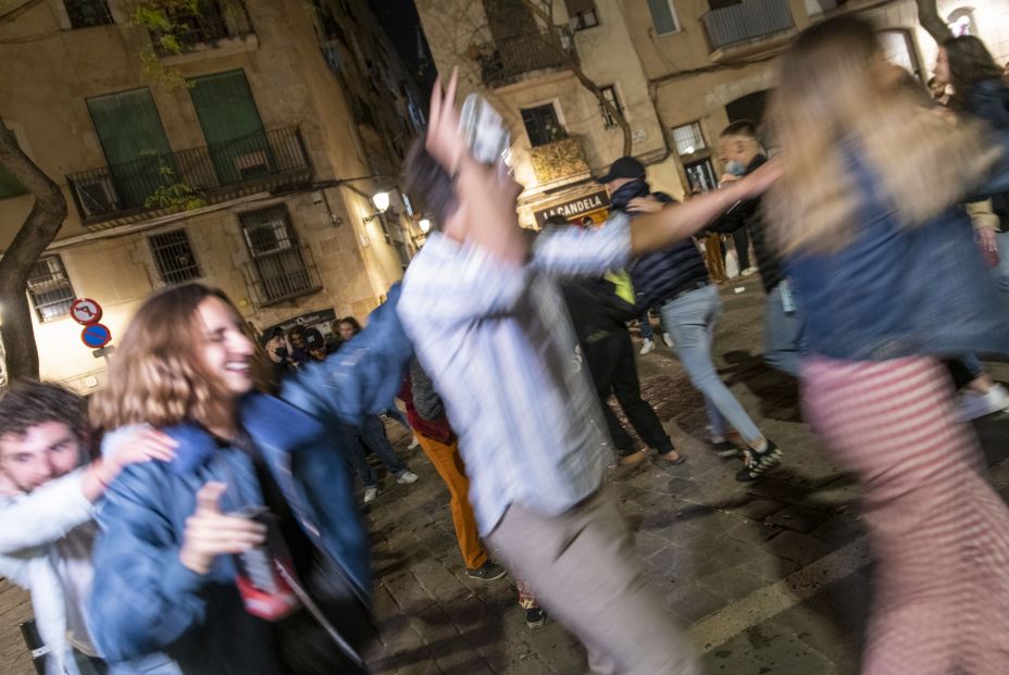 EuropaPress 3711377 grupos personas festejan calles barcelona primer viernes toque queda 14