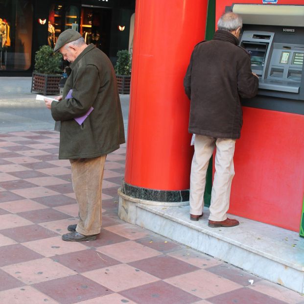 Banca: FACUA pide al Gobierno que prohíba las comisiones a usuarios vulnerables por sacar dinero. Foto: Europa Press Banca: FACUA pide al Gobierno que prohíba las comisiones a usuarios vulnerables por sacar dinero. Foto: Europa Press