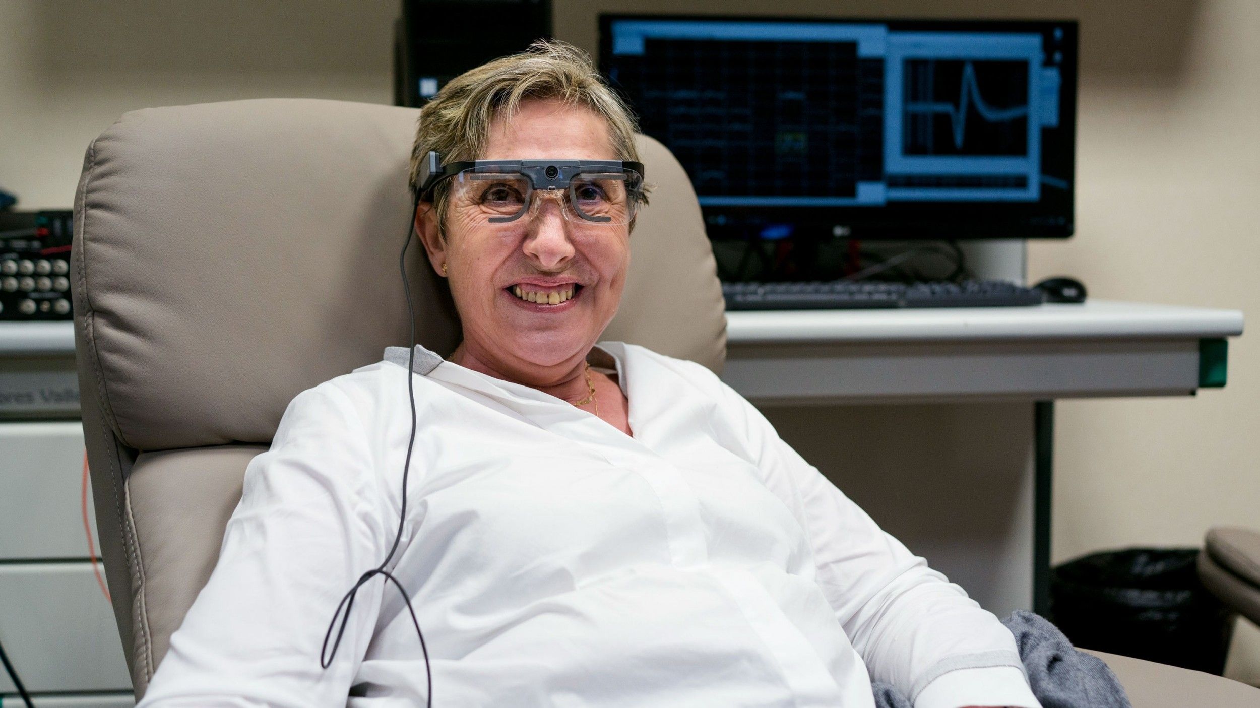 Una mujer ciega consigue percibir siluetas y letras gracias a un implante cerebral