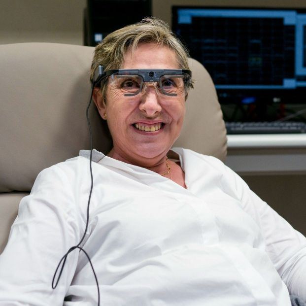Una mujer ciega consigue percibir siluetas y letras gracias a un implante cerebral Una mujer ciega consigue percibir siluetas y letras gracias a un implante cerebral