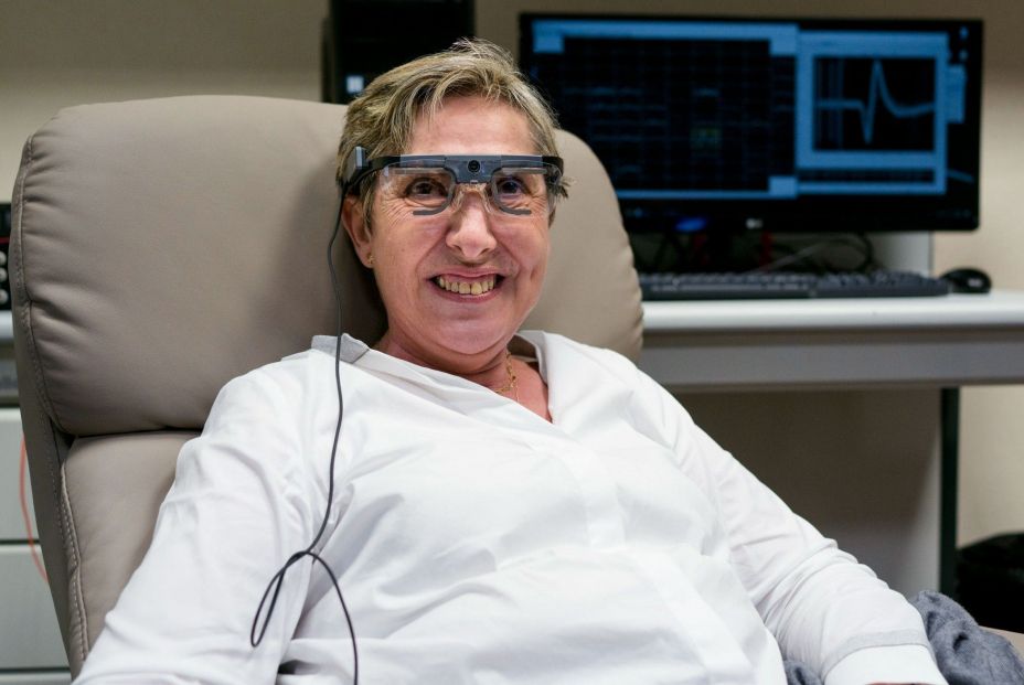 Una mujer ciega consigue percibir siluetas y letras gracias a un implante cerebral