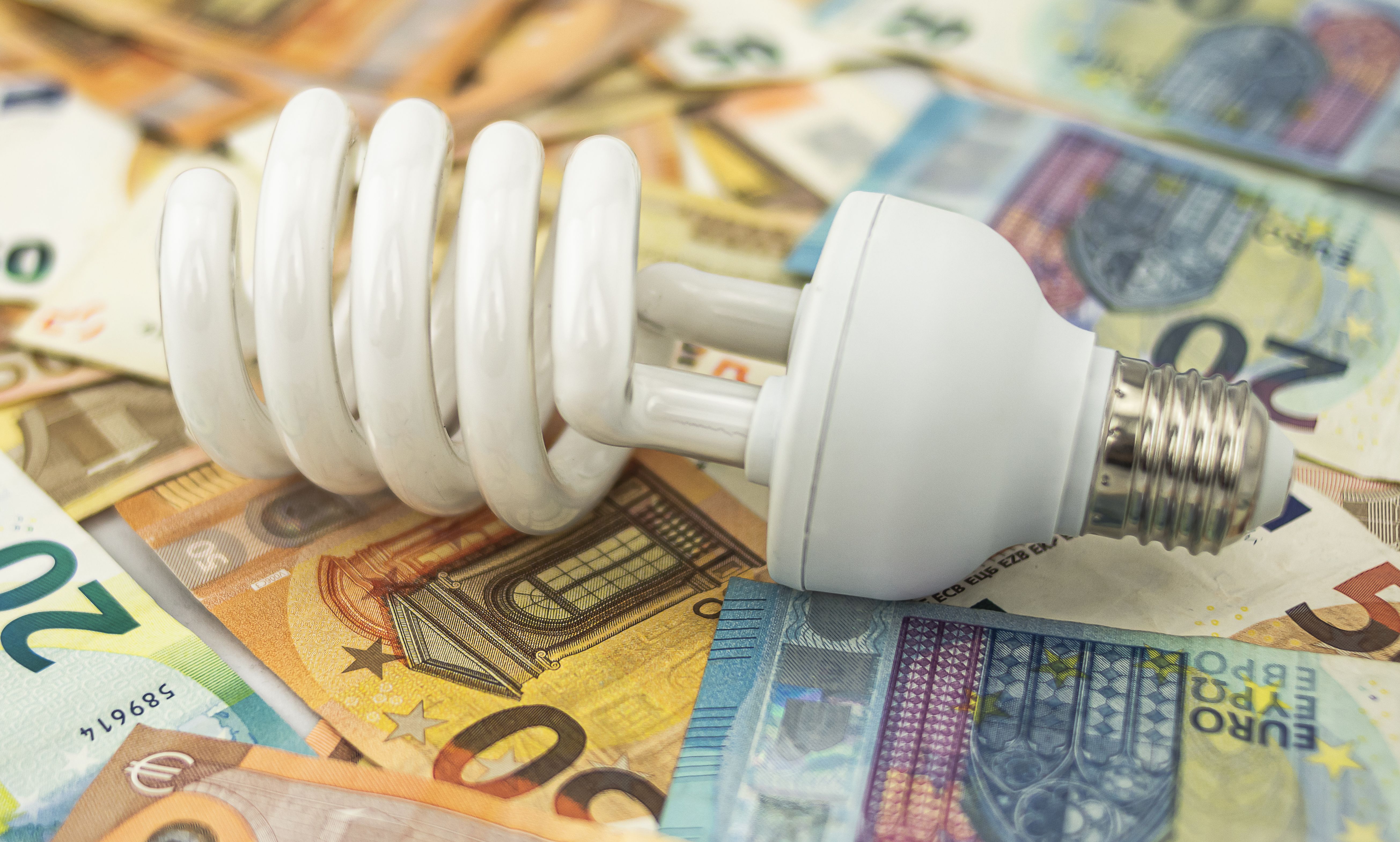 ADICAE organiza performance multitudinaria de consumidores frente a la subida del precio de la luz