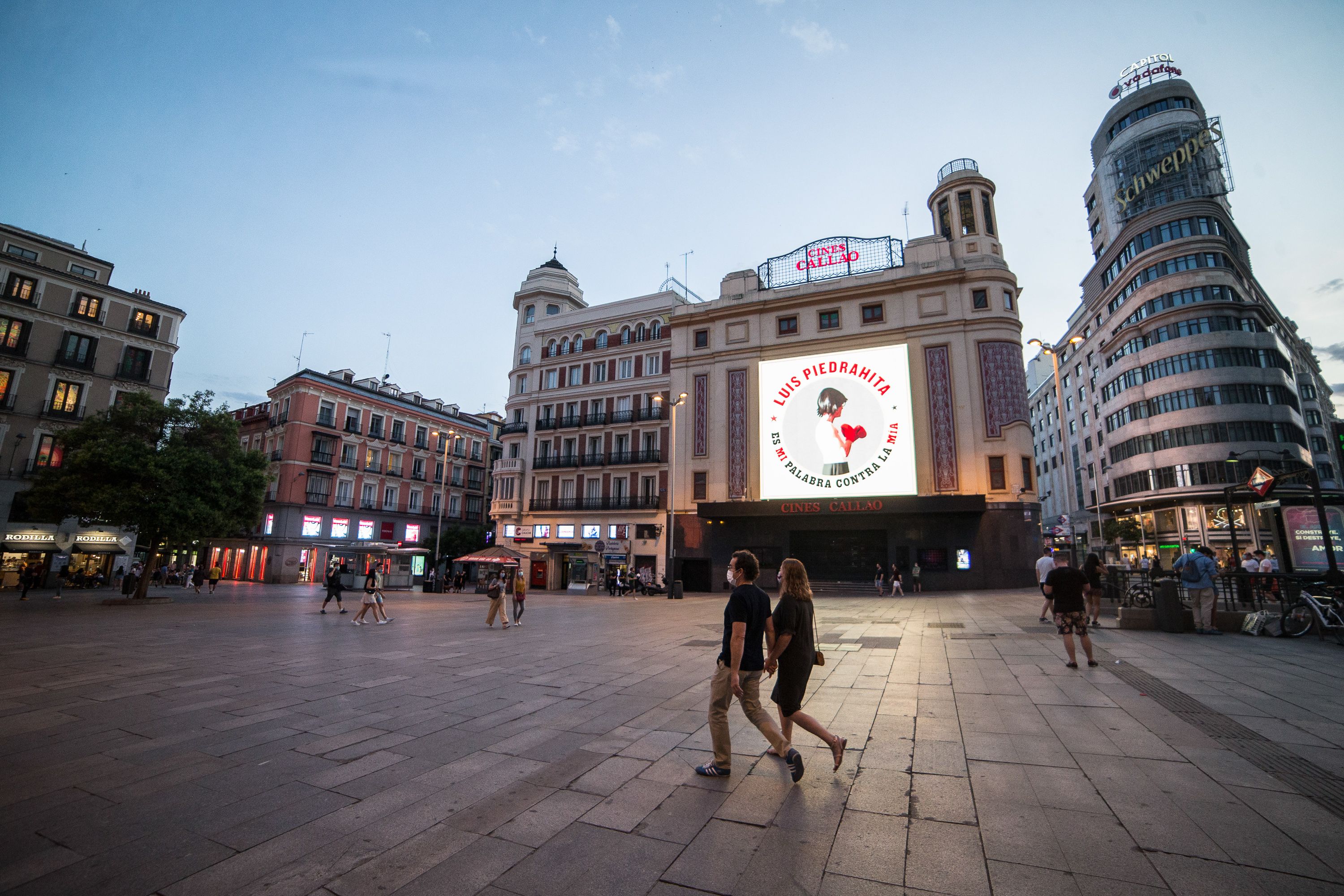 Una performance multitudinaria en la plaza de Callao para protestar por la subida de la luz