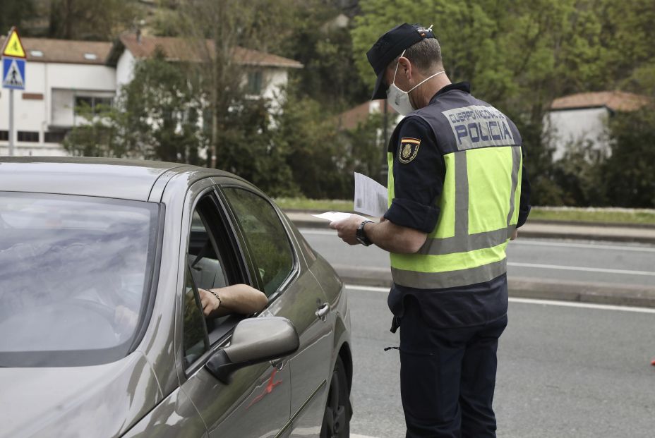 EuropaPress 3627791 policia nacional control frontera francia irun euskadi espana 30 marzo 2021