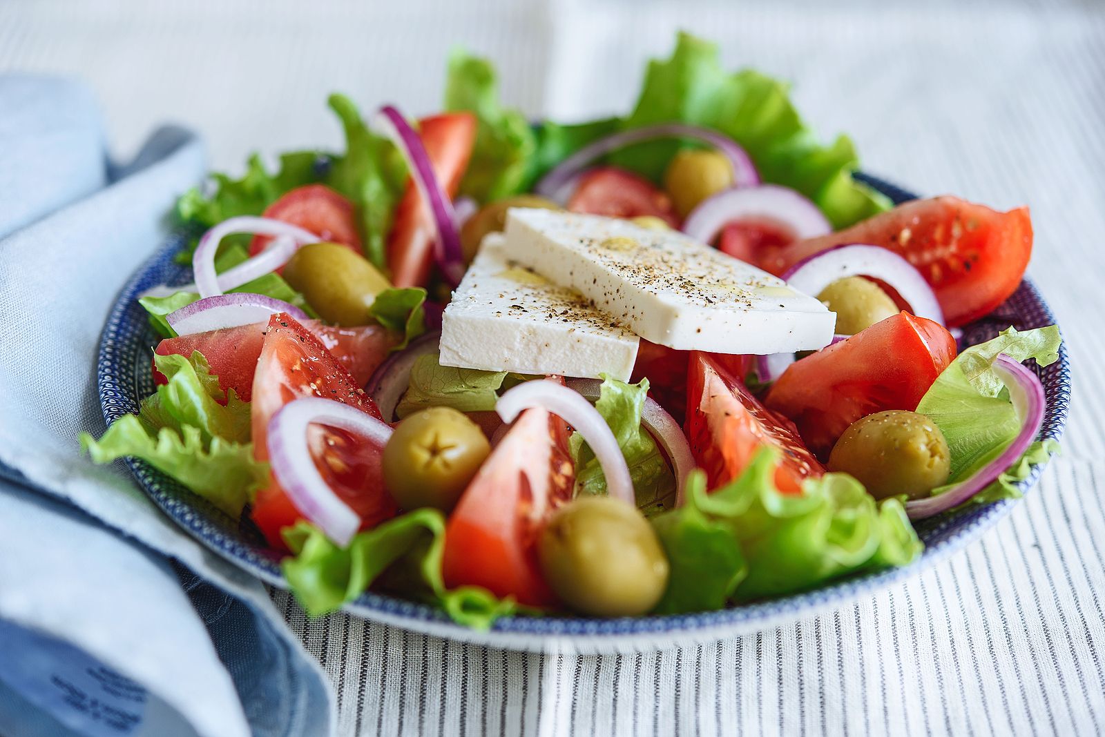 Una ensalada: ¿mejor con cebolla amarilla o roja? foto: bigstock 