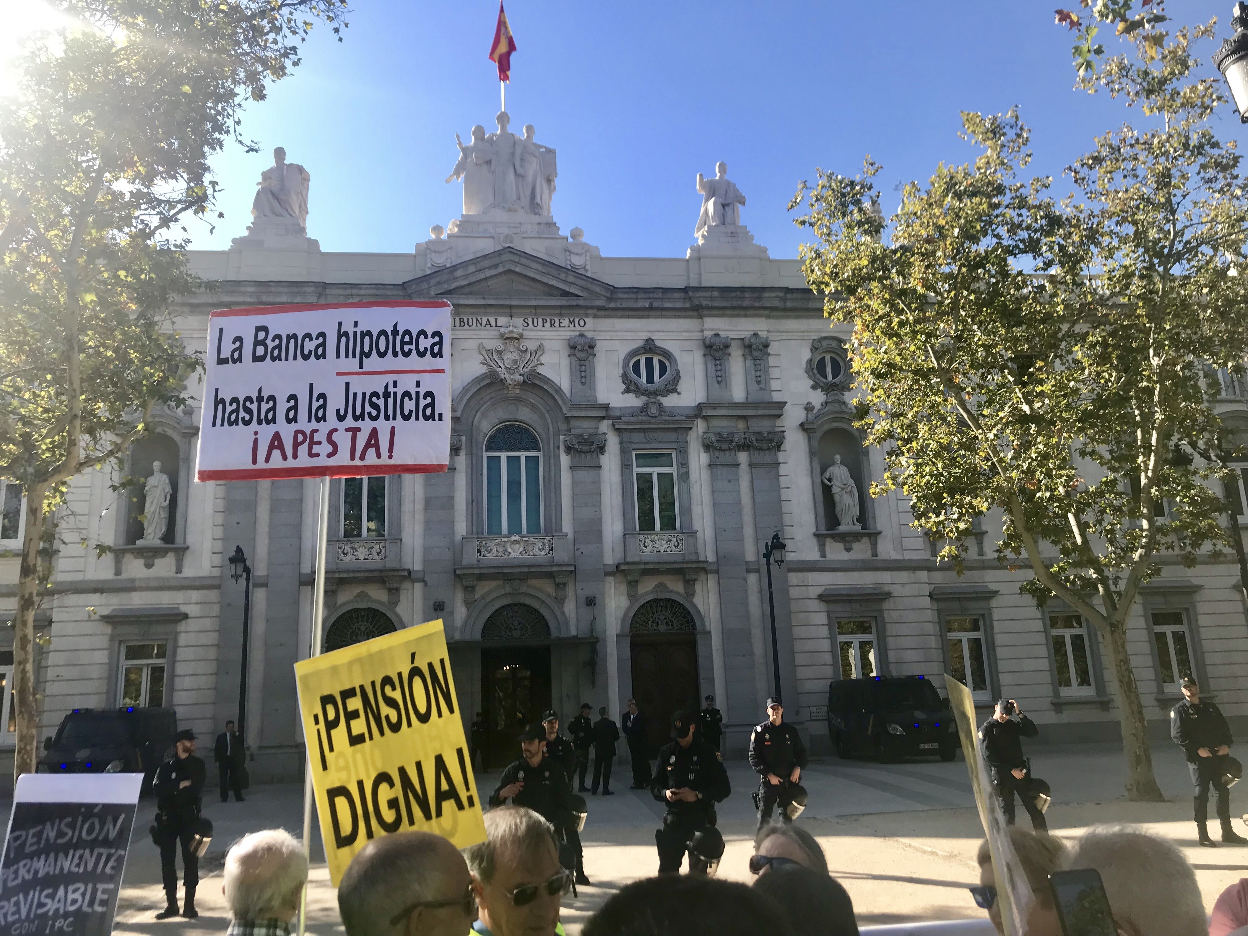 Unas 150 personas en defensa de las pensiones y de afectados por la hipoteca ante el Supremo (archivo).