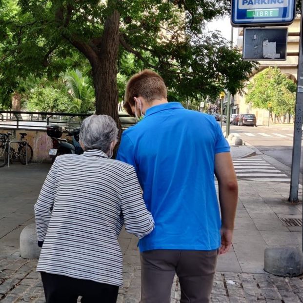 Maximiliana, el móvil que permite a los mayores hacer videollamadas sin necesidad de tocarlo