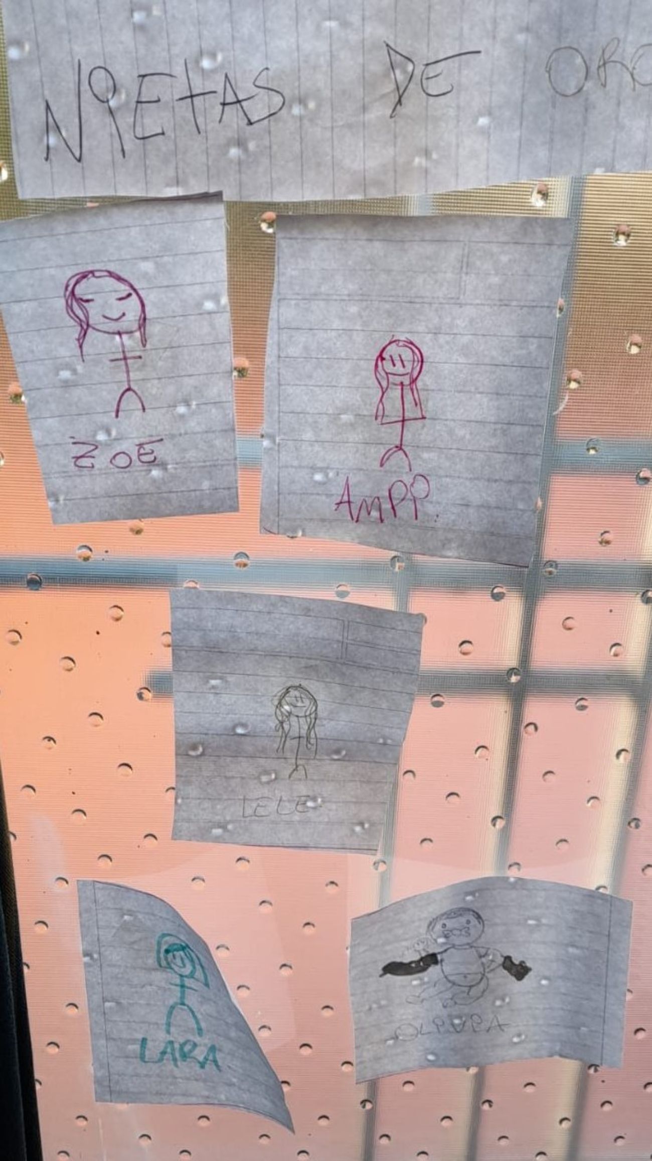 Una niña regala dibujos a su abuelo con párkinson para que recuerde a su familia