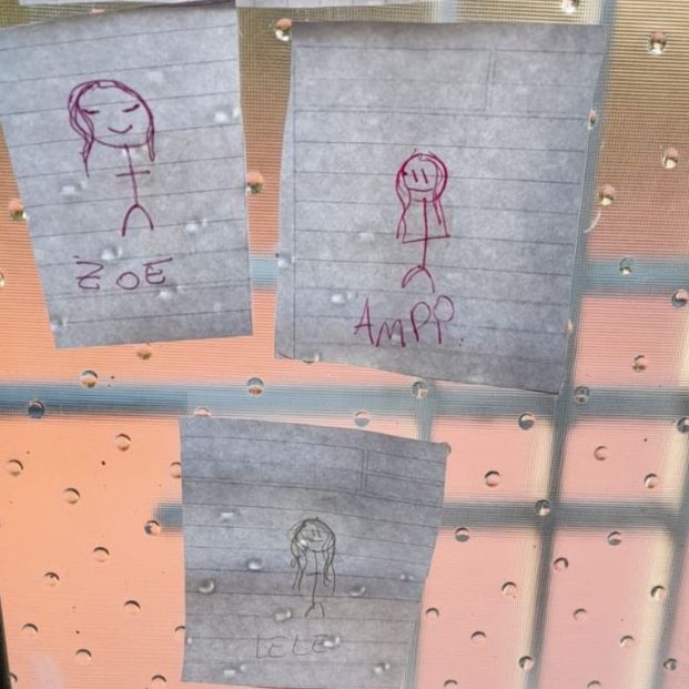 Una niña regala dibujos a su abuelo con párkinson para que recuerde a su familia