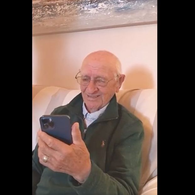 La emotiva reacción de un abuelo gallego al ser felicitado por Rafa Nadal en su 90 cumpleaños