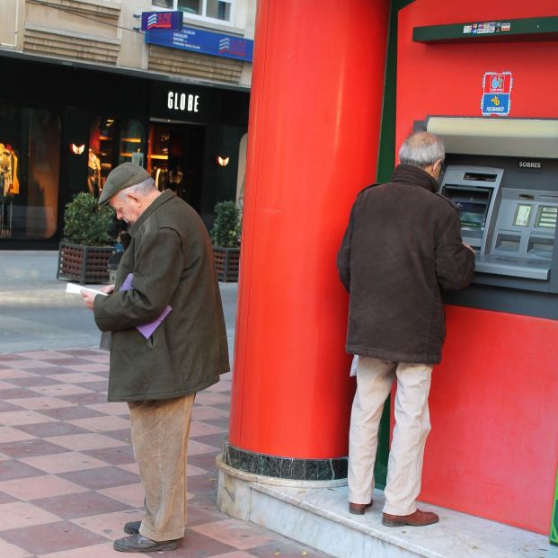 Suárez (ASUFIN): "Mandar a los mayores al cajero a cobrar su pensión los expone a robos y atracos" (Foto archivo, Europa Press)