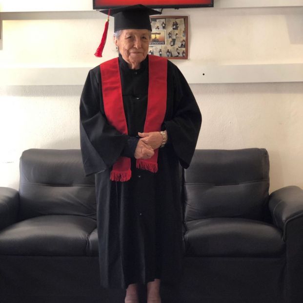 Josefina, la abuela que se ha hecho viral por graduarse en la universidad a los 93 años