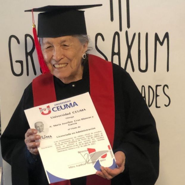 Josefina, la abuela que se ha hecho viral por graduarse en la universidad a los 93 años Josefina, la abuela que se ha hecho viral por graduarse en la universidad a los 93 años