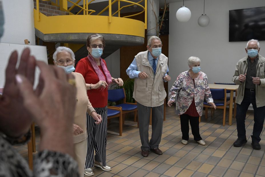 Mayores haciendo ejercicio en residencia