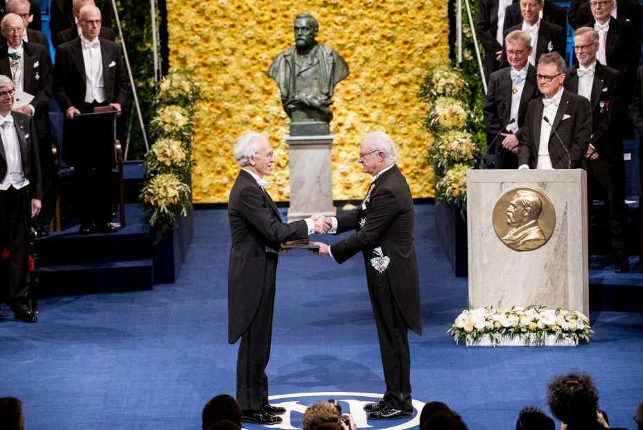 Gérard Mourou recibe el Nobel de Química.  © Nobel Media. Photo: Nanaka Adachi