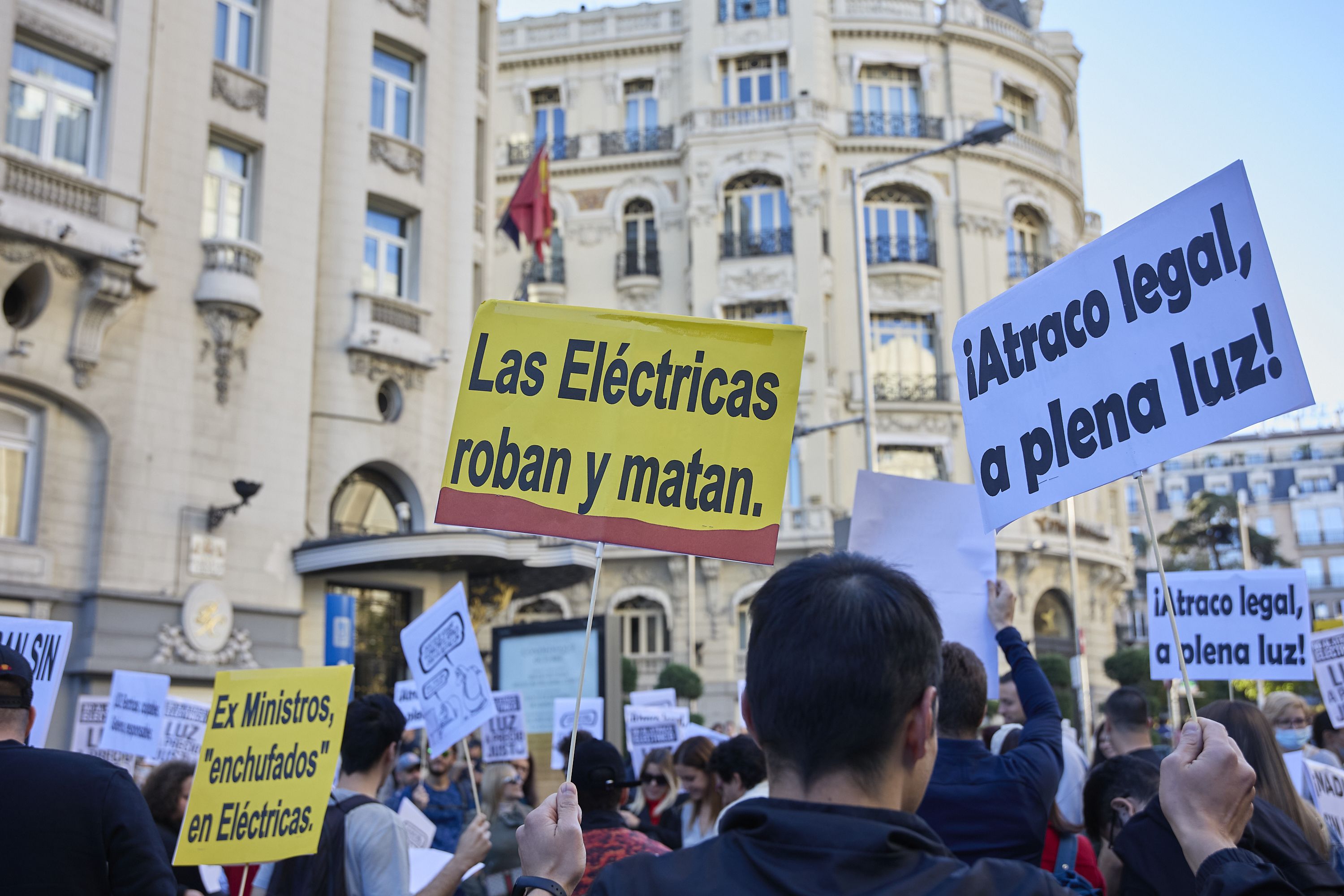 EuropaPress 4027974 asistentes sostienen pancartas manifestacion contra subida precio luz 23