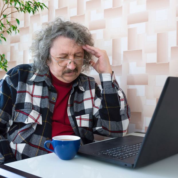 Hombre mayor con ordenador
