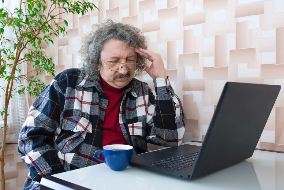 Hombre mayor con ordenador
