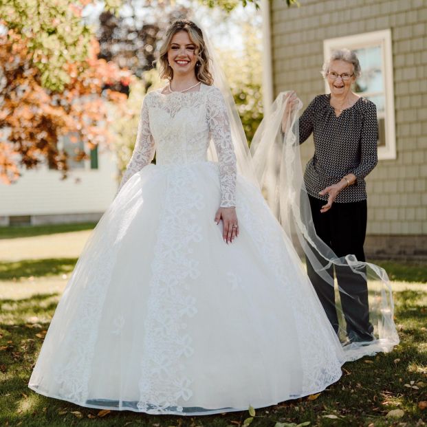 Una mujer se casa con el vestido de novia que llevó su abuela en 1961, y conmueve a las redes