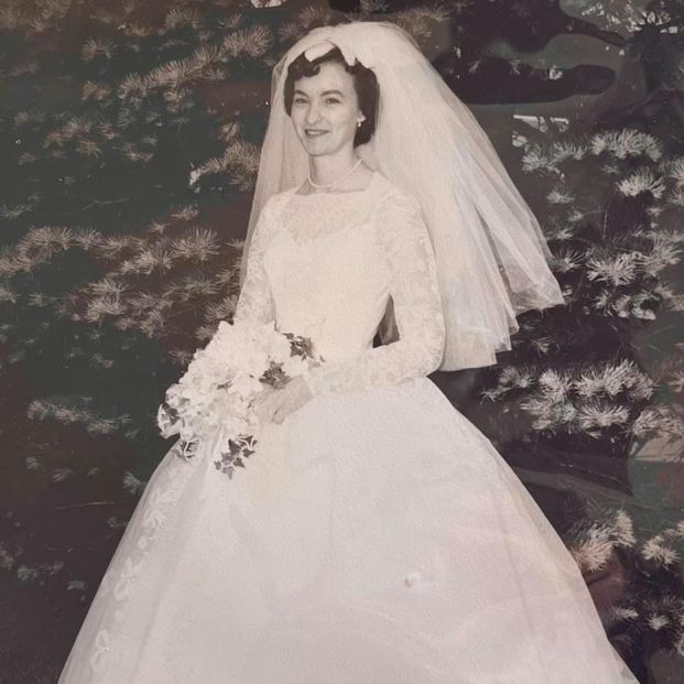 Una mujer se casa con el vestido de novia que llevó su abuela en 1961, y conmueve a las redes