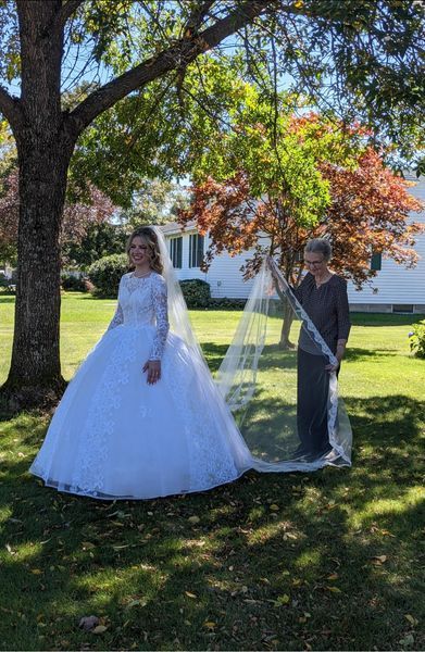 Una mujer se casa con el vestido de novia que llevó su abuela en 1961, y conmueve a las redes